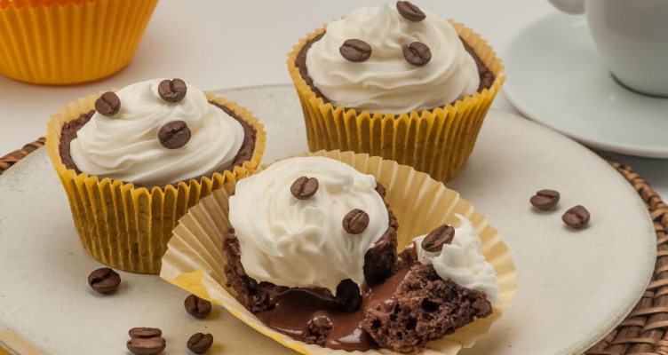 Cupcake com grãos de café e chantilly